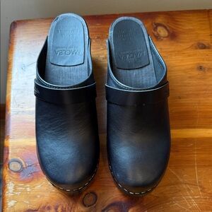 MAGUBA STOCKHOLM MULE CLOG in black leather and wood sole.